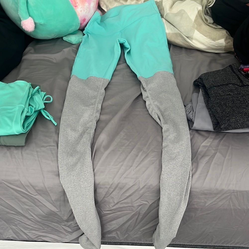 Alo Yoga seafoam green leggings with light gray ribbed leg warmer bottoms XS